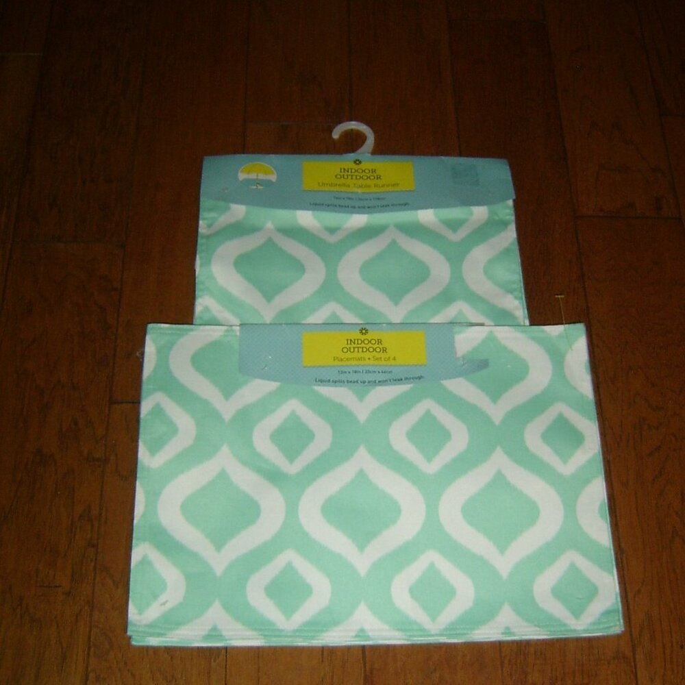 NEW Indoor/Outdoor Fabric Placemats (4) & Umbrella Table Runner Set